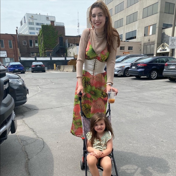 Meet your Posher, Izabelle - Picture 3 of 3